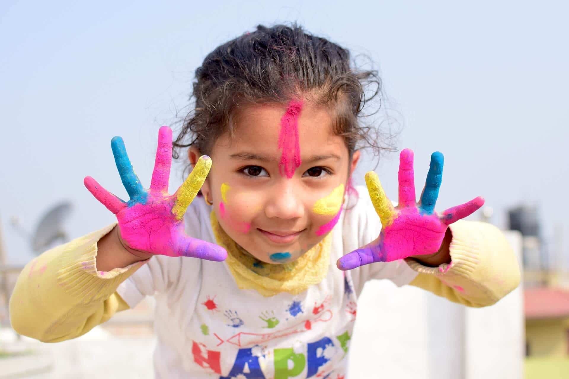 enfants avec des couleurs sur les mains contre la déprime hivernale